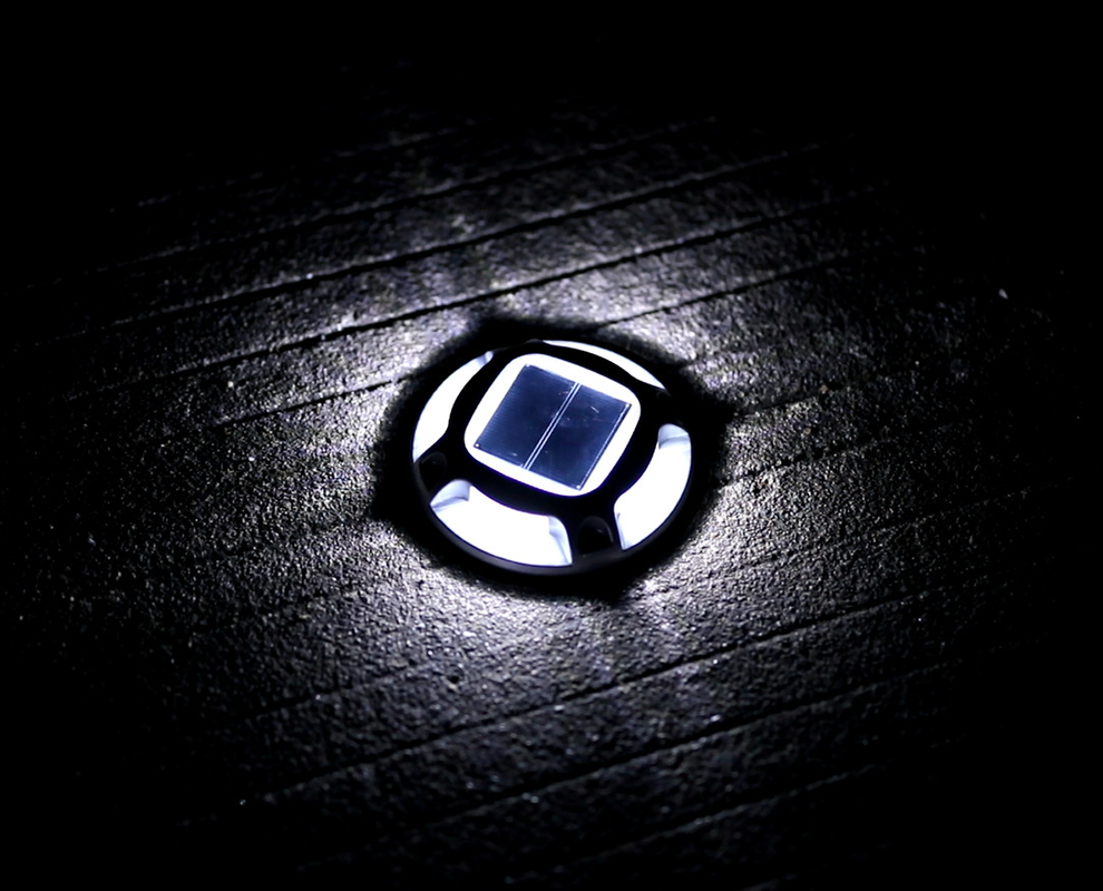 Waterproof Level IP68 Solar Deck Light with Screw Installation Method -20C- 60C Easy to Install and Voltage 2V