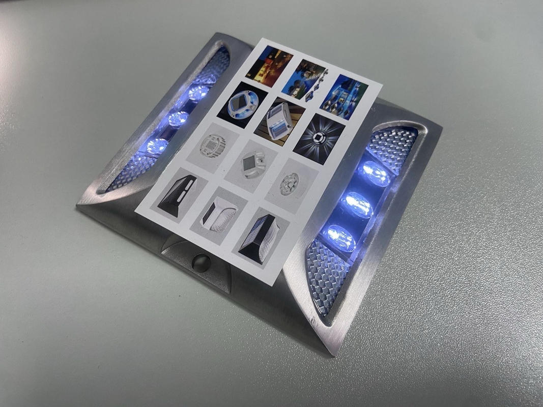 114*105*23mm Aluminum Alloy PC IP68 Solar Road Studs with -40C- 85C Working Temperature