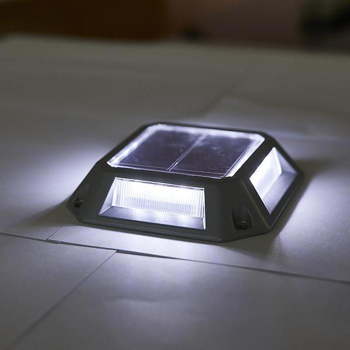 Aluminum Solar Dock Light for Screw Installation 20 Lumens Brightness 2V Voltage
