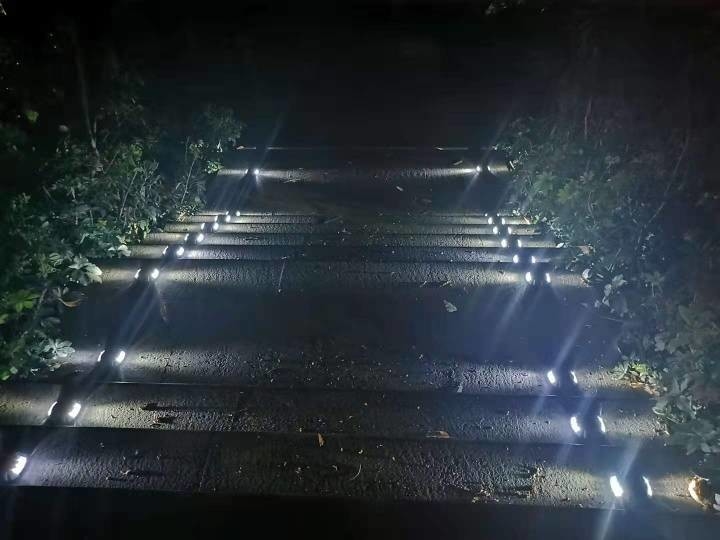 Horseshoe Aluminium Cast Shell Solar Road Stud Lights Marker High Shock Resistance LED Road Studs