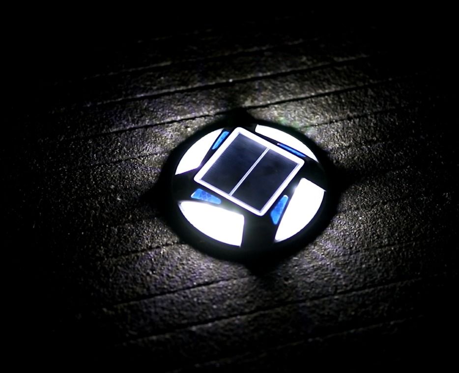 Aluminum Solar Road Stud with 12 LED Beads 1.2V Ni-Mh Battery and 4.5h Charging for 20h Operation